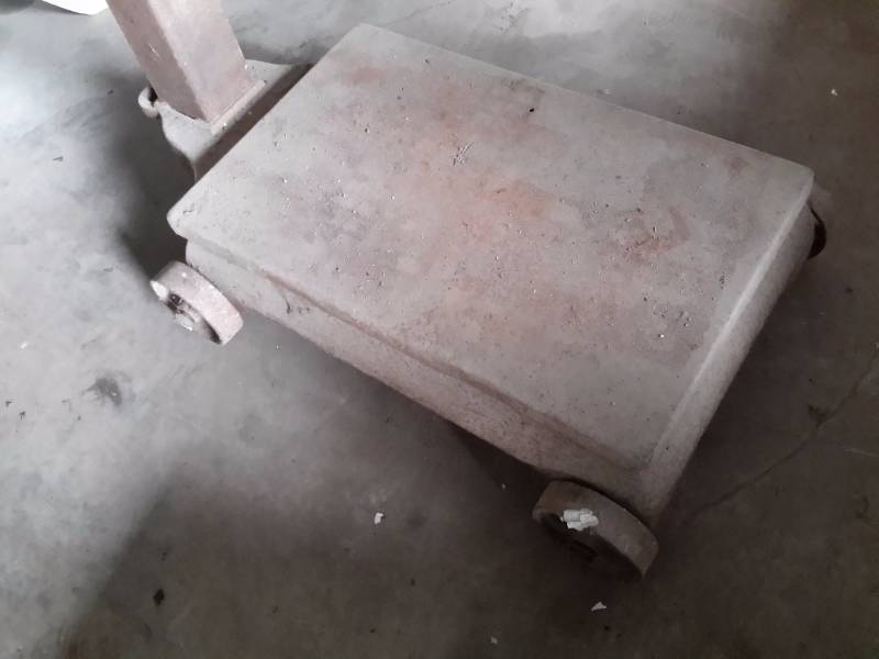 lot 147 image: Vintage Scale.. Looks to work fine.. Not sure Weights and Measures would agree