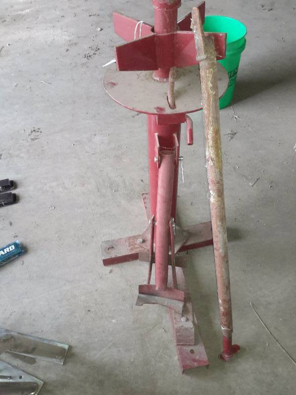 lot 133 image: Manual Tire Changer