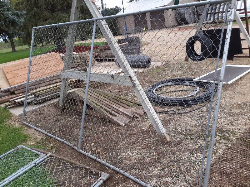lot 6 image: 2 sections of Kennel fencing