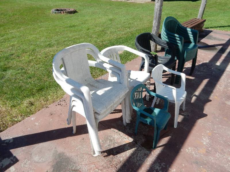 lot 197 image: Misc. Plast outdoor furniture.. Needs some cleaning but good shape