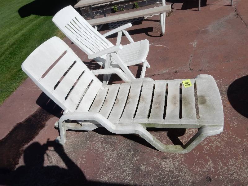 lot 198 image: Plastic Chaise Lounge chair and upright chair..Good shape.. Just need some cleaning.