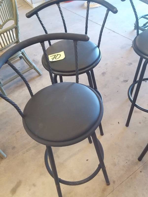 lot 70 image: 4, metal and upholstered, Padded bar stools.. 30 in seat height