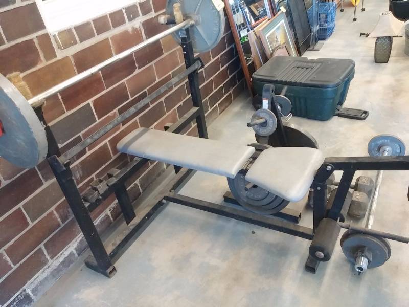 lot 21 image: Weight set.. Golds Gym.. Bring your own loading help..