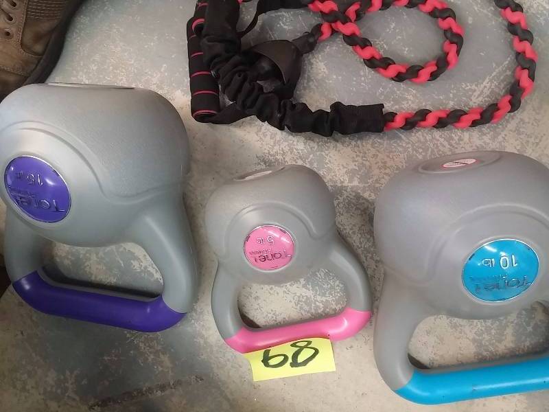 lot 89 image: 3 weights as shown and Stretch excerciser.. New Never used