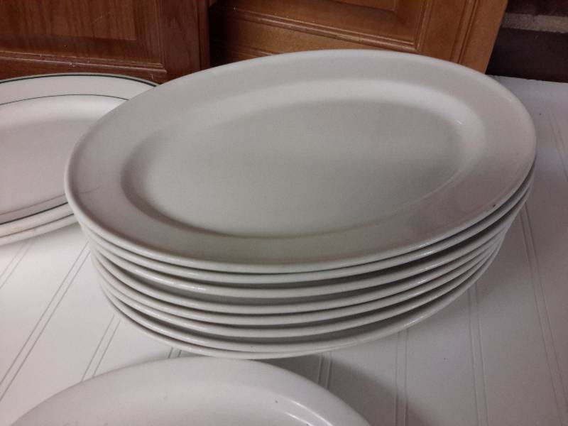 lot 53 image: 15,10in Homer Laughlin Gothic plates 8, 12in platters 2, 13in platters with green trim, 11, 10 in Homer laughlin platters with tufted edge,