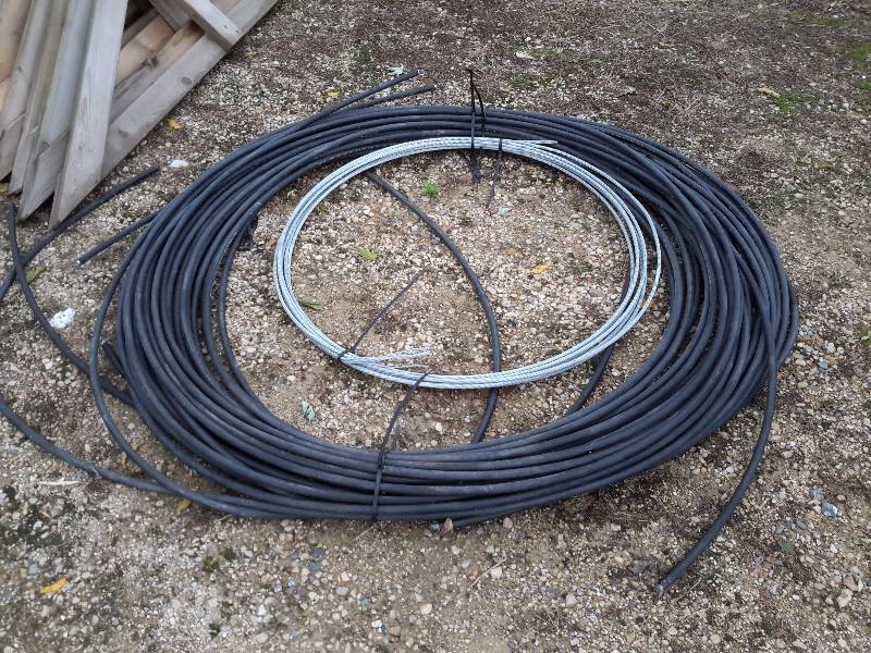 lot 208 image: Roll of Optical Cable and small roll of 14 in metal cable