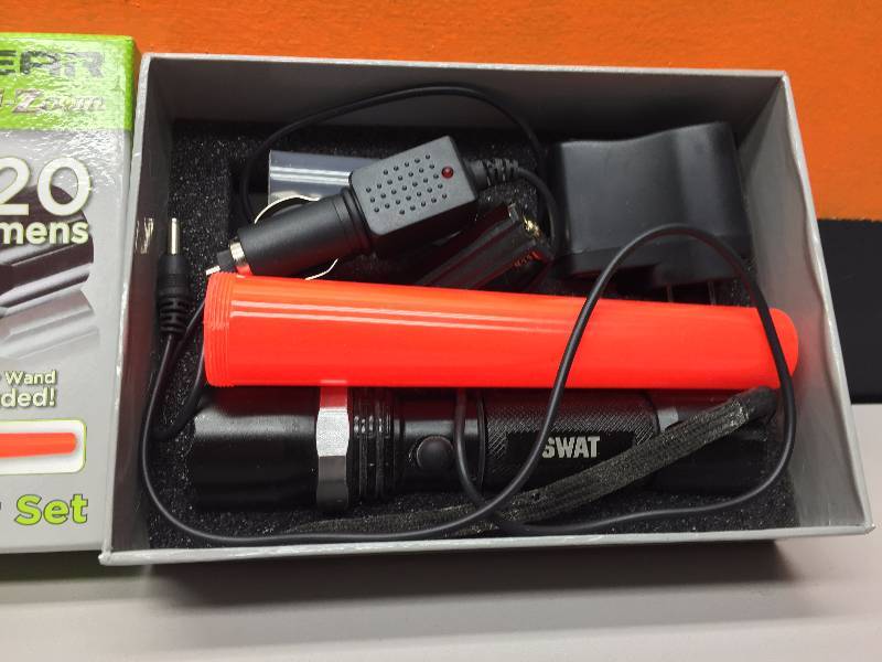 TACTICAL SWAT FLASHLIGHT - 120 LUMENS