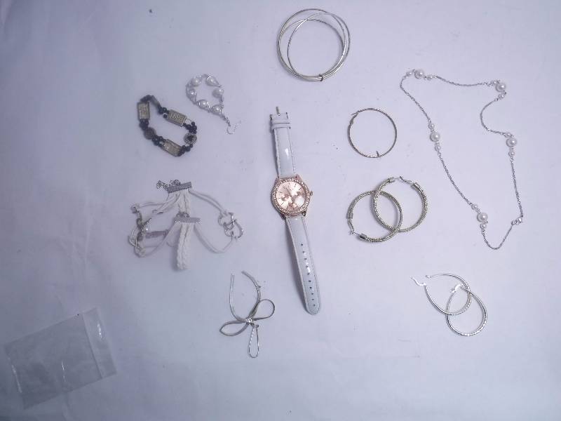 lot 20 image: Lot of Womens Jewelry
