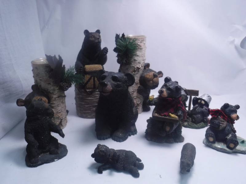 lot 27 image: Lot of Bear CandleholdersFigurines