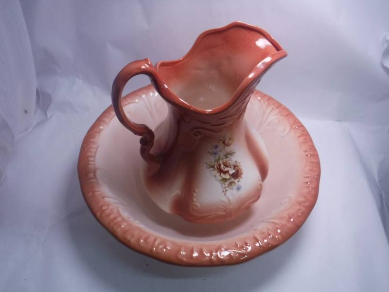 lot 60 image: Watering Vase w Washing Bowl