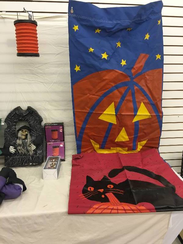 lot 73 image: haunted house halloween decoration