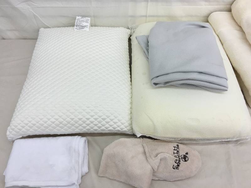 lot 101 image: two pillows and towel set