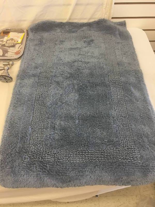 lot 190 image: microdry rug,sheets,towel rack,red gloves