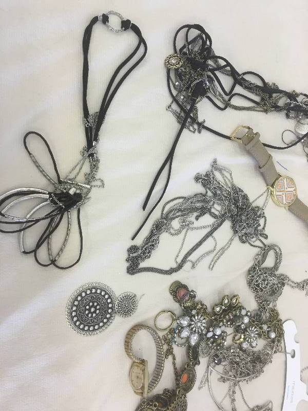 lot 207 image: assorted jewelry