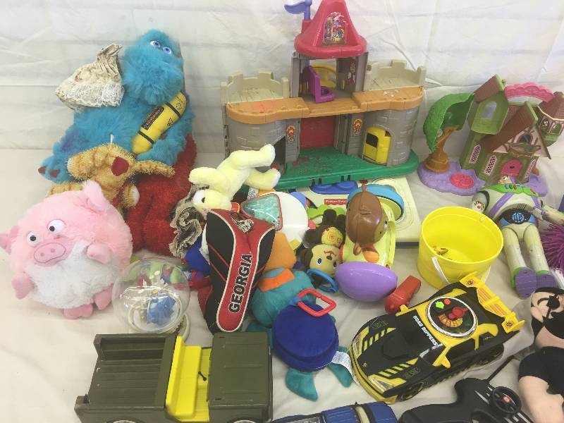 lot 216 image: toys,elmo,buzz
