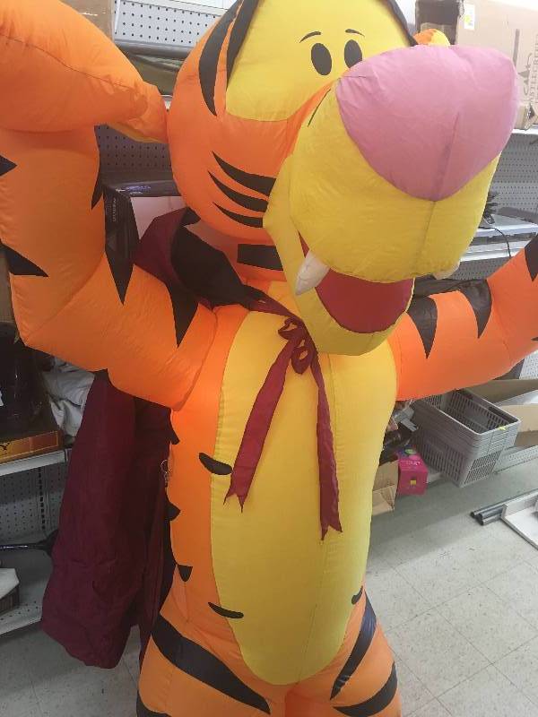 lot 229 image: Disney Gemmy 7 Airblown Tigger Inflatable Halloween Dracula Yard Decor retail $149
