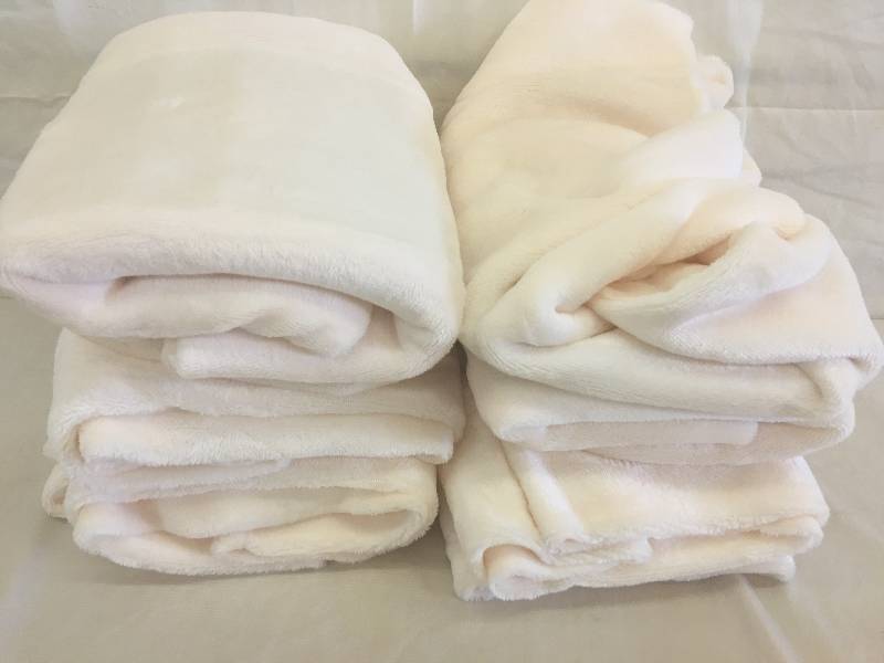 lot 237 image: 9 white soft pillow cases