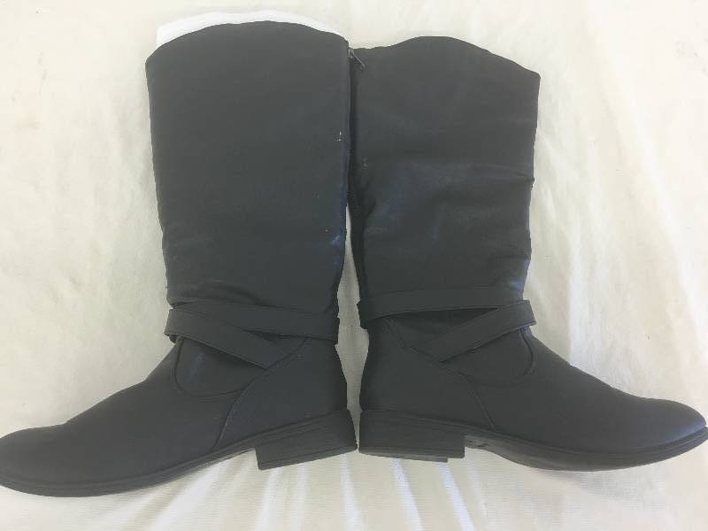 lot 257 image: Maurices boots size 10