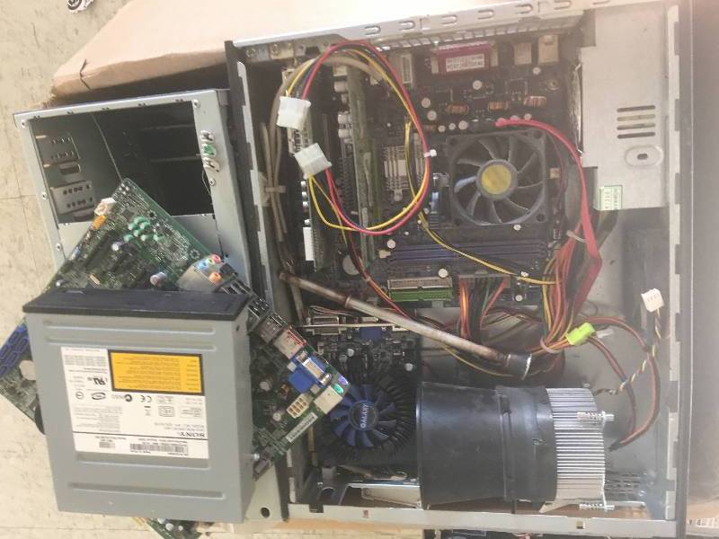 lot 263 image: Large lot of computers and parts
