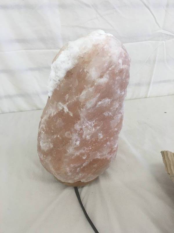 lot 277 image: Large salt lamp