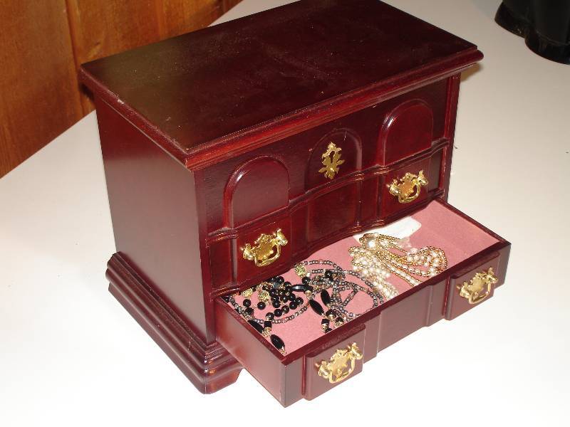 lot 523 image: jewelry box with assorted jewelry