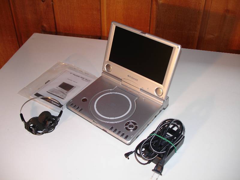 lot 524 image: polaroid 9 portable dvd player