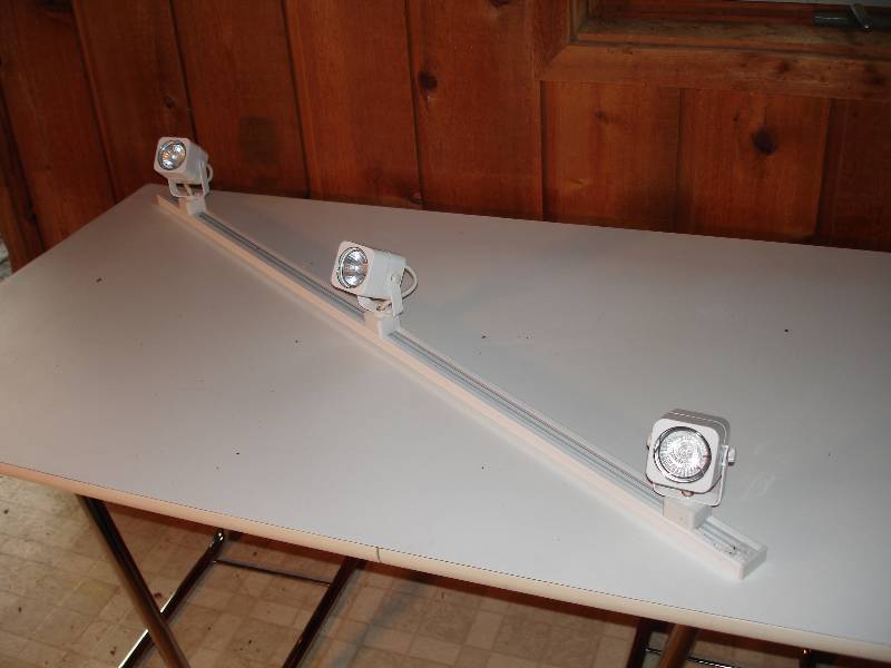 lot 542 image: white 3 light 4ft track light