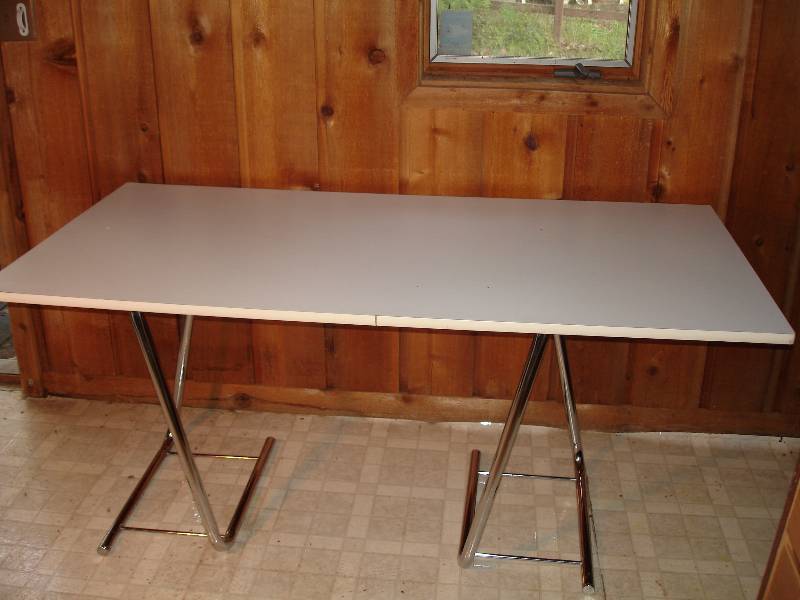 lot 543 image: white table top with chrome legs