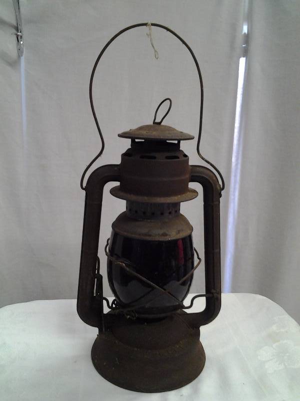 lot 6 image: Vintage Dietz D-Light Red Lens No. 2 Oil Lantern