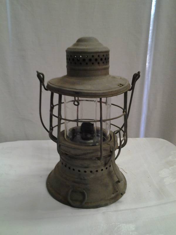 lot 11 image: Vintage Waterbury Hideaway Shade Oil Lantern