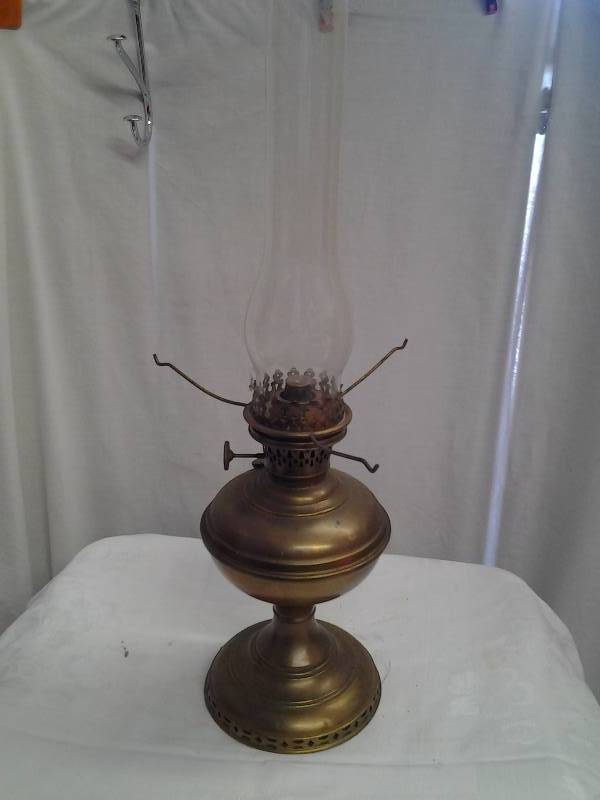 lot 17 image: Aladdin Model #4 Oil Lantern