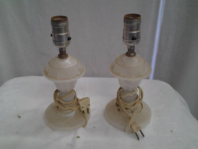 lot 23 image: 2-Vintage DresserNight Stand Lamps