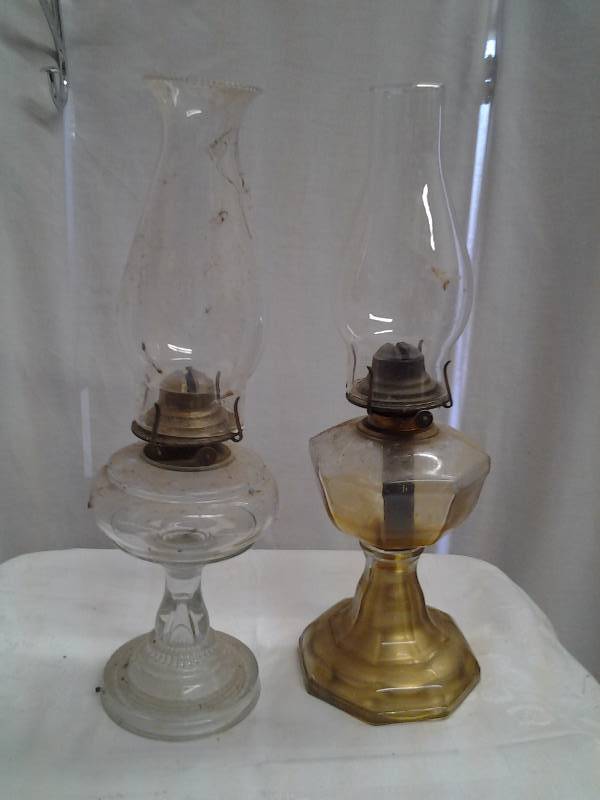 lot 26 image: Good Housekeepers #2, Other Glass Oil Lamp With Shade