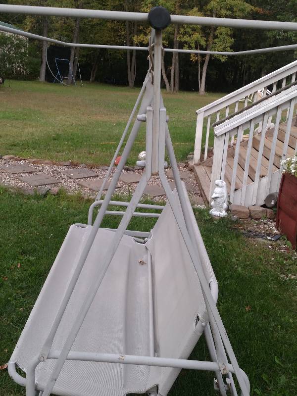 Patio Swing, very good condition.  Matches previous set.