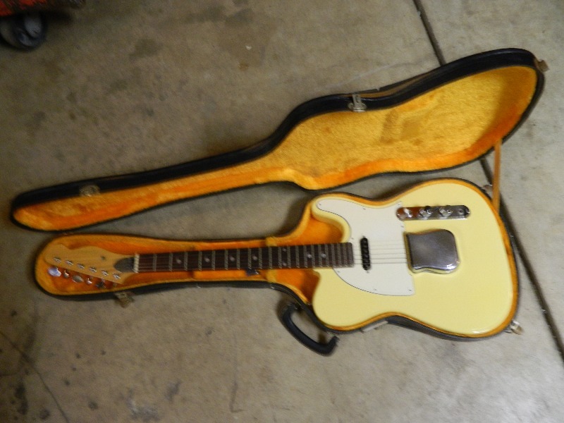 lot 5 image: Crestwood Electric Guitar in Case