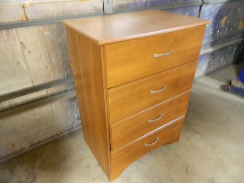 lot 15 image: 4 Drawer Project Dresser
