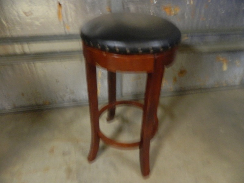 lot 16 image: Stool