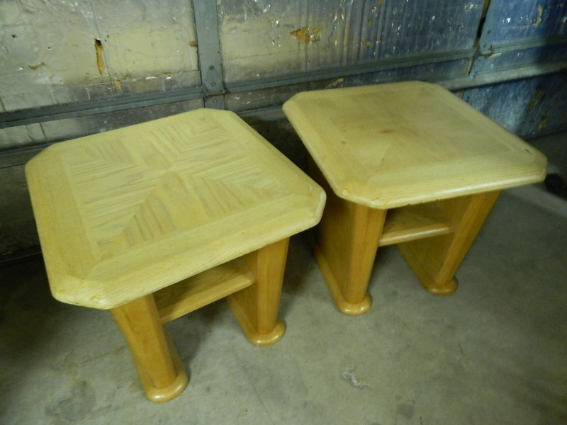 lot 21 image: 2 End Tables
