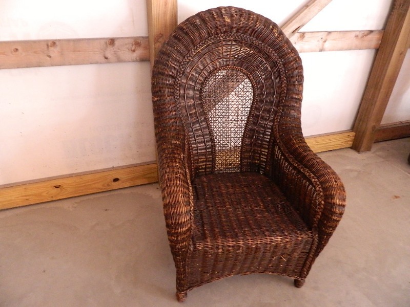 lot 33 image: Large Wicker Chair
