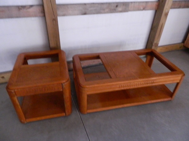 lot 40 image: Coffee Table on Wheels and End Table