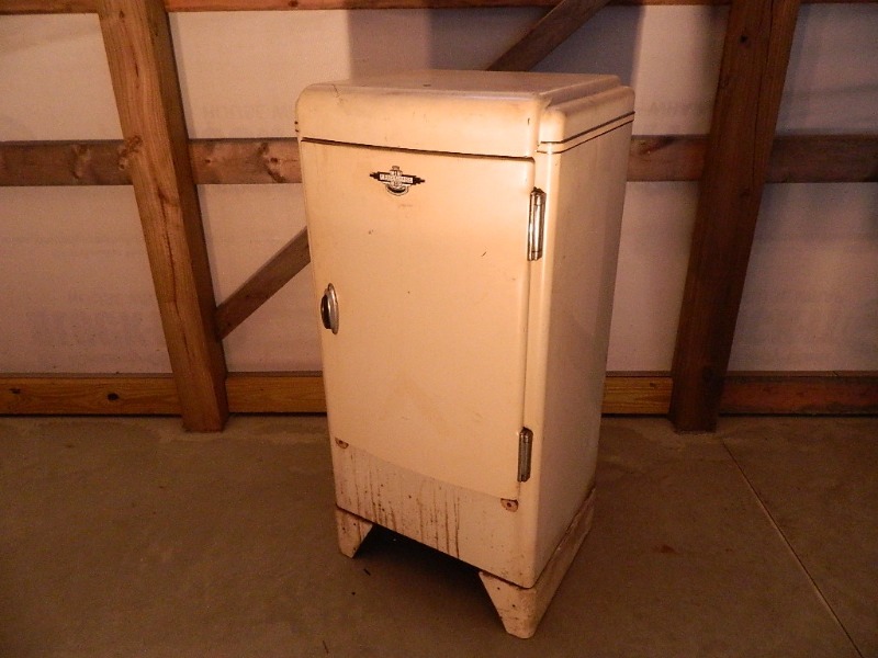 lot 44 image: Very Old Frigidaire Fridge