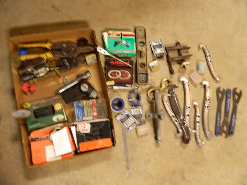lot 75 image: Tools, Hardware, Pullers