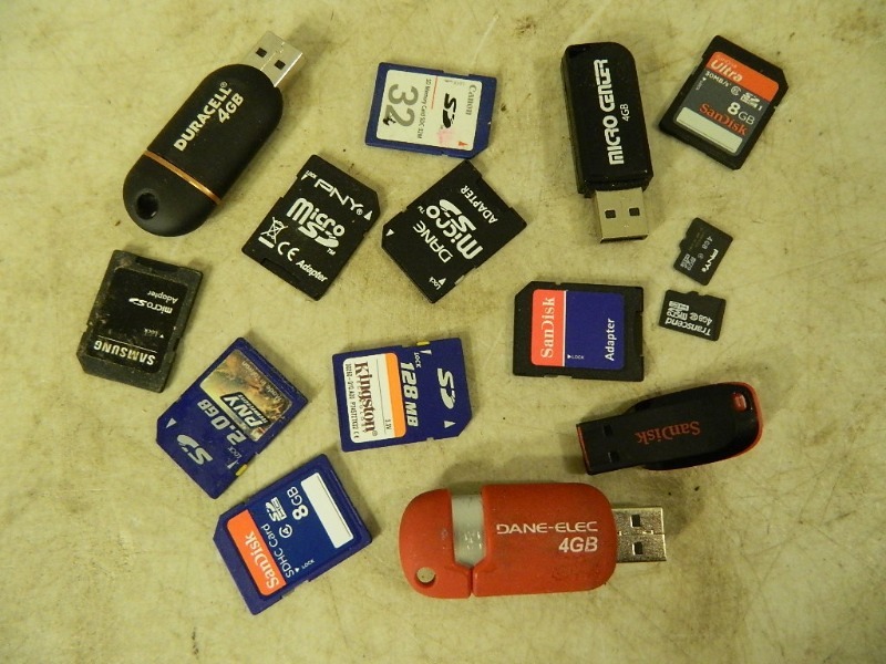 lot 83 image: Assorted Memory Cards and Memory Sticks