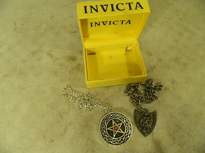 lot 87 image: 2 Large Necklaces