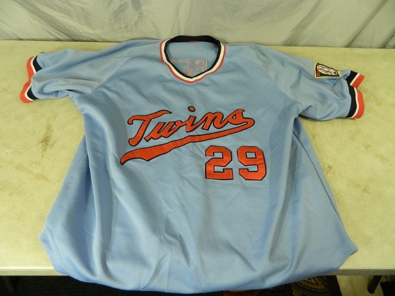 lot 99 image: Minnesota Twins Jersey