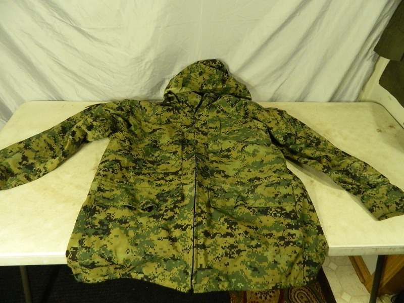 lot 107 image: US Marine Large Rain Jacket