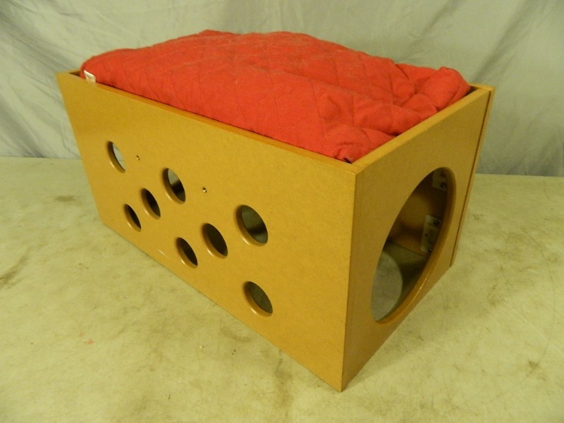 lot 113 image: Neat Cat Playhouse