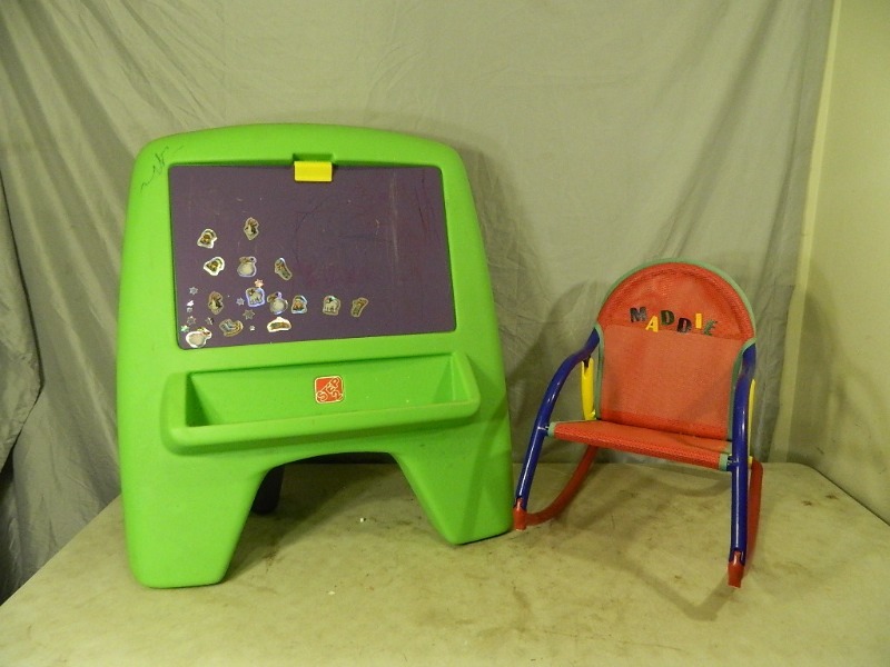 lot 119 image: Kids Rocking Chair and Fold Up Easel