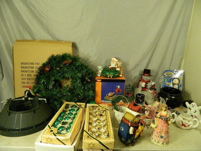 lot 121 image: Holiday Decor