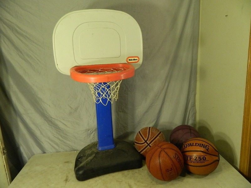 lot 128 image: Little Tykes Basketball Hoop and Basketballs
